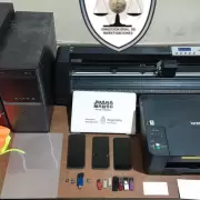 Detuvieron e imputaron a un hombre que falsificaba licencias de conducir y otros documentos