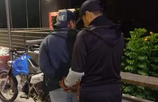 Un sujeto manejaba una moto sin llave de contacto intento darse a la fuga y fue detenido