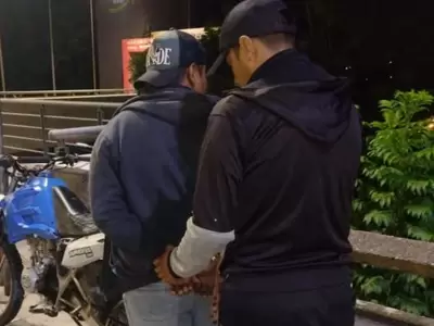 Un sujeto manejaba una moto sin llave de contacto intento darse a la fuga y fue detenido