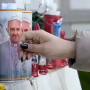 El papa Francisco tuvo una “crisis respiratoria asmática prolongada” y su pronóstico sigue siendo reservado