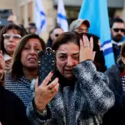"Un dolor muy grande": una multitud despidió a la argentina Shiri, Ariel y Kfir Bibas en Israel