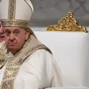 El papa Francisco "durmió bien toda la noche", pero su pronóstico sigue siendo reservado