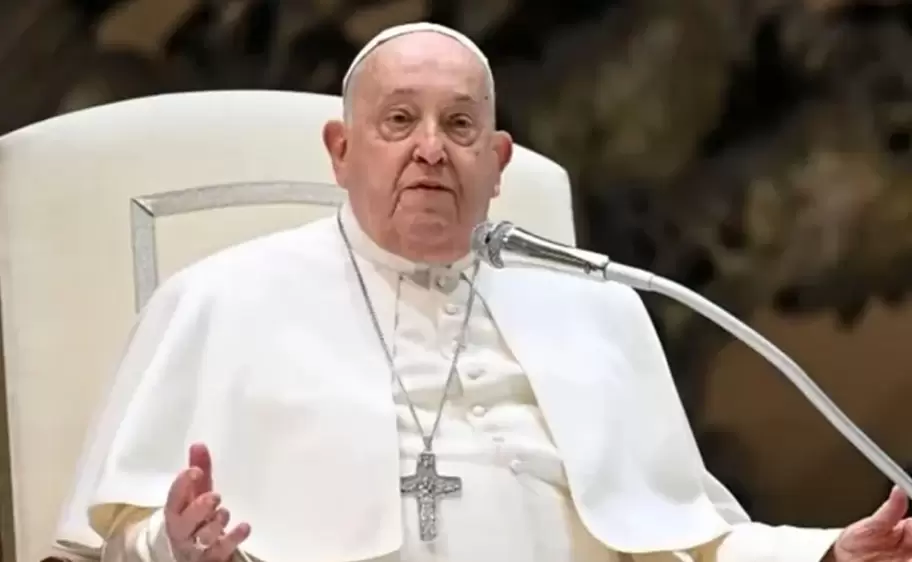 El papa Francisco presentó una "leve mejoría"