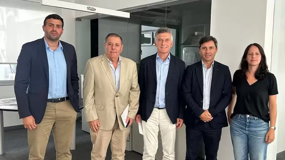 Mauricio Macri junto a Soledad Martínez, Facundo Pérez Carletti y los senadores del PRO Alfredo De Angelis y Martín Goerling