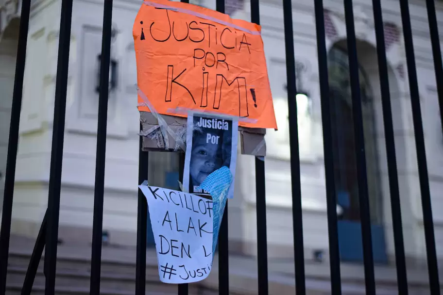 Uno de los carteles durante la primera marcha por el crimen de Kim G�mez (RS Fotos)