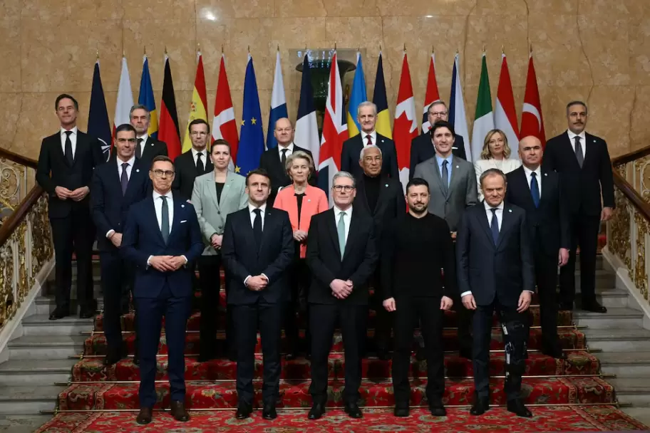 La foto grupal de los l�deres reunidos en la cumbre en Lancaster House, en Londres (JUSTIN TALLIS/REUTERS)