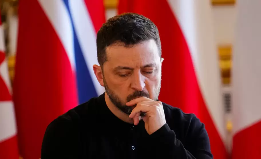 El presidente ucraniano, Volodymyr Zelensky, participa en una sesi�n plenaria durante la cumbre sobre Ucrania y la seguridad europea