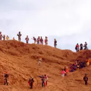 Conocé a qué hora será la tradicional bajada de los diablos en Uquía por el cerro Blanco