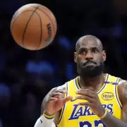 LeBron James se convirtió en el único jugador de la historia de la NBA con 50.000 puntos combinados