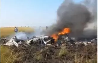 Un helic�ptero para combatir incendios aterriz� de emergencia y se prendi� fuego