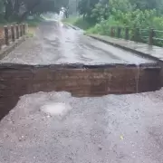 Se desmoronó el puente de Huaico: piden evitar circular por la zona