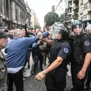 Tras la marcha de los jubilados, el Gobierno acusó al kirchnerismo de promover un golpe de Estado
