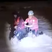 Bomberos rescataron a un joven que había quedado varado en el río Grande