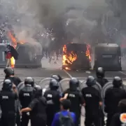 El Gobierno ofreció una recompensa de 10 millones de pesos para identificar a los barras bravas que provocaron disturbios en el Congreso