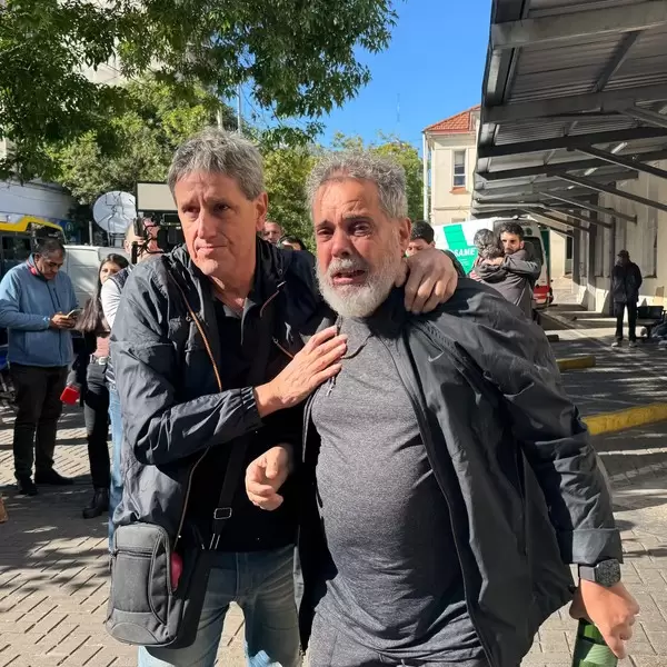 A la derecha el padre de Pablo Grillo