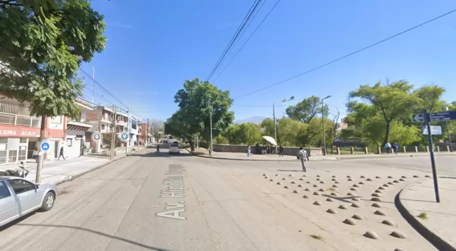 Avenida Hipólito Yrigoyen, en el tramo comprendido entre las calles Santiago del Estero y Ayacucho