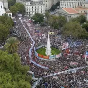 D�a de la Memoria: multitudinaria marcha a Plaza de Mayo con repudios al negacionismo y cr�ticas al ajuste del Gobierno