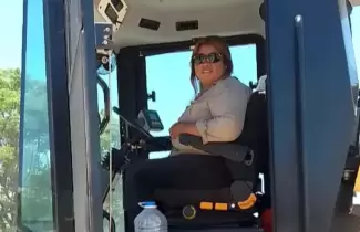 mujeres maquinaria pesada