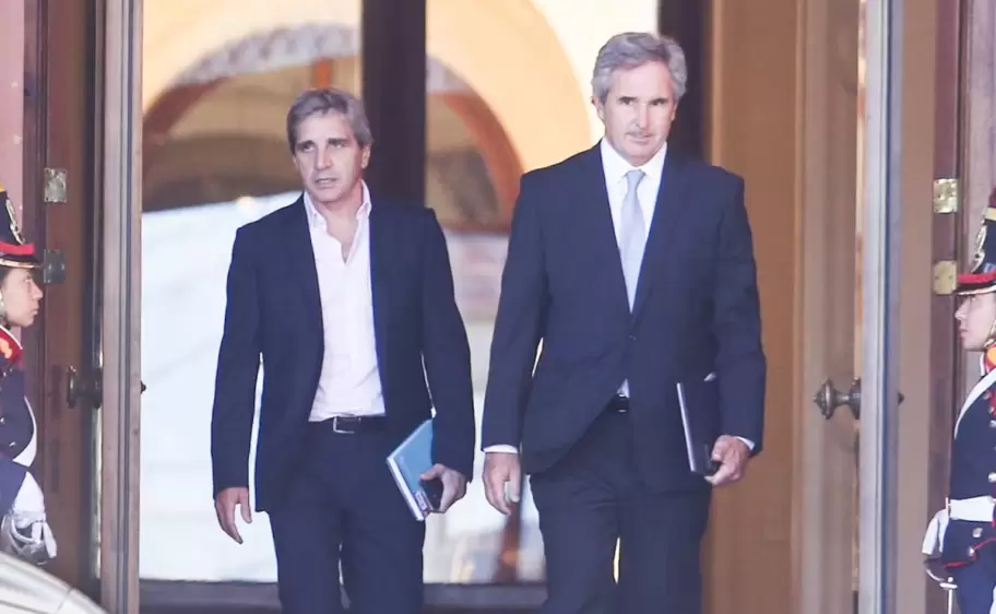 luis caputo y el secretario de finanzas