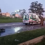 Avenida Savio: tras el choque con un auto, una moto se prendió fuego y su conductor resultó herido