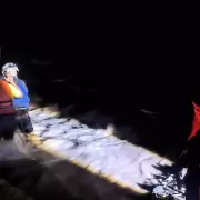 Rescataron a un hombre que quedó atrapado en medio del Río Grande