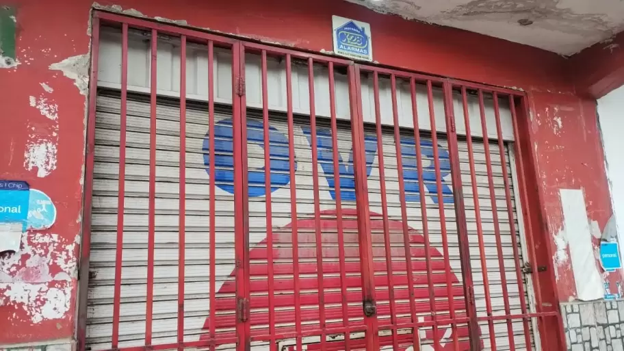 Delincuentes se llevaron 40 celulares de este local en Monterrico