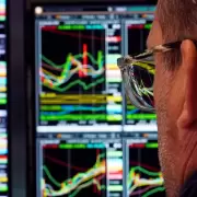 El riesgo país llegó a perforar los 600 puntos y registró su nivel más bajo desde enero