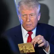 Donald Trump presentó la "Gold Card": la visa para millonarios que lleva su cara y cuesta US$5 millones