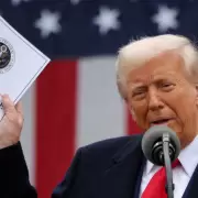 Empez� a regir el arancel del 10% decretado por Trump para todas las importaciones de EEUU