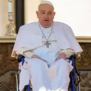 El papa Francisco reapareció en la plaza San Pedro y saludó a los fieles, en medio de su recuperación