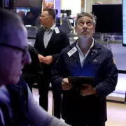 En medio de la guerra comercial, el riesgo pa�s super� los 1000 puntos y las acciones argentinas caen 5%