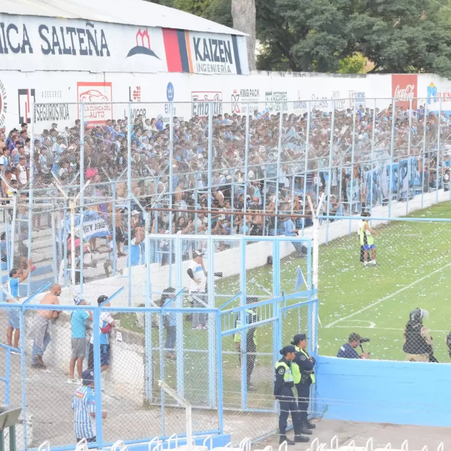 hinchada del lobo en el estadio de Gimnasia y Tiro de Salta