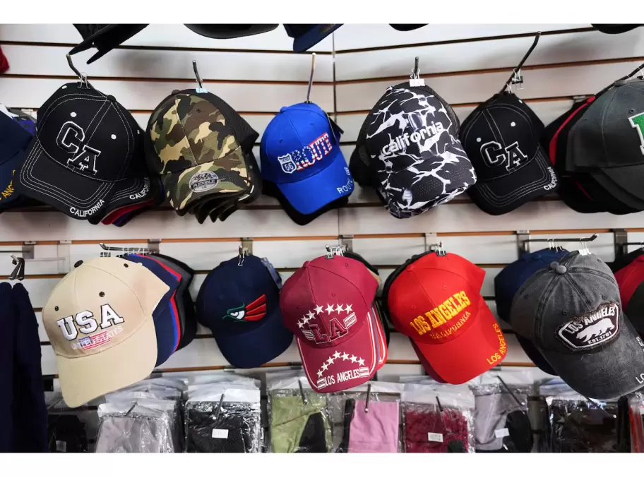 Gorras importadas de China, en una tienda en Toy District, Los �ngeles, el 9 de abril de 2025. (AP Foto/Jae C. Hong)