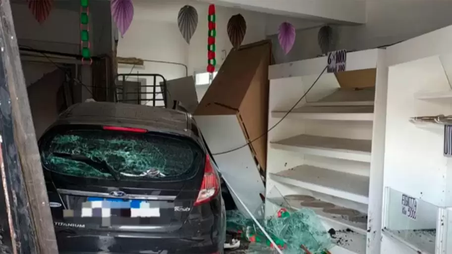 Tragedia en Parque Chacabuco: lo apu�alaron y se escap� en un auto, pero se desvaneci�, atropell� a una mujer y ambos murieron