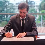 El gobernador Carlos Sadir anunci� medidas de alivio fiscal y estabilidad laboral para estatales