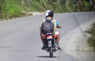 personas en moto