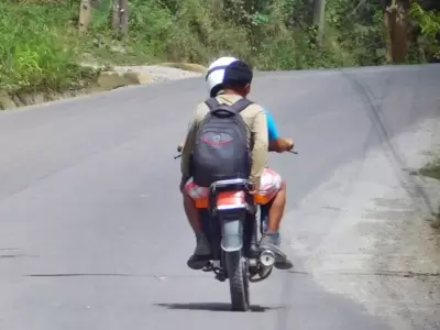 personas en moto