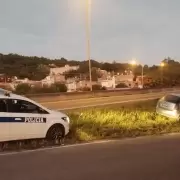 Iba alcoholizado, perdió el control del auto y chocó con un poste de luz