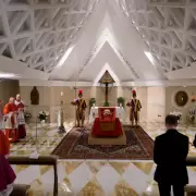 El Vaticano public� las primeras im�genes del papa Francisco en su f�retro: el funeral ser� el s�bado