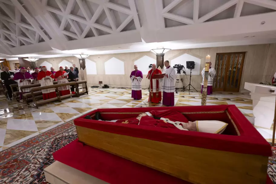 El Vaticano public� las primeras im�genes del papa Francisco en su f�retro (AFP)