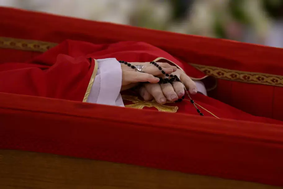 En sus manos sostiene un rosario negro, otro de los emblemas religiosos ligados a la oraci�n y la devoci�n mariana, a la que el papa Bergoglio ten�a p