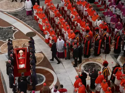 los restos del papa francisco descansan en san pedro hasta el viernes