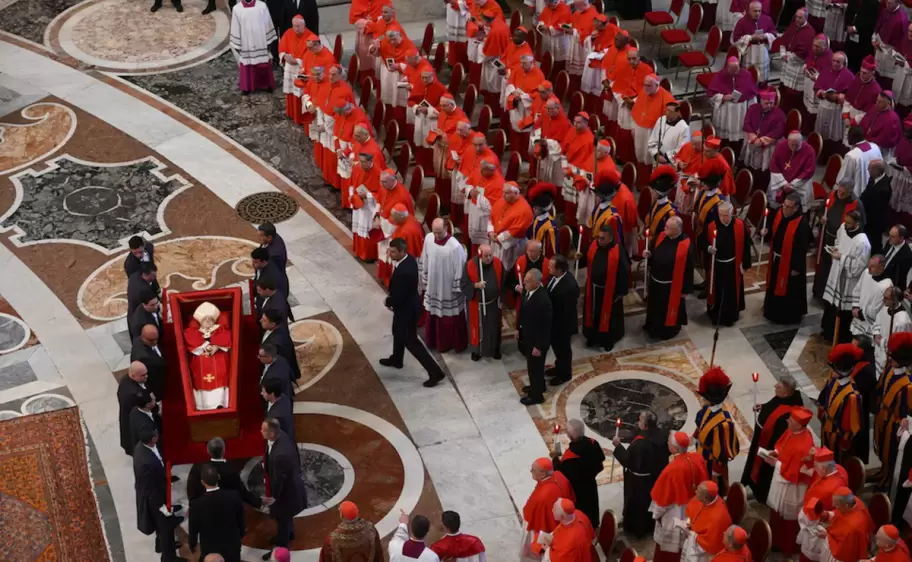 los restos del papa francisco descansan en san pedro hasta el viernes