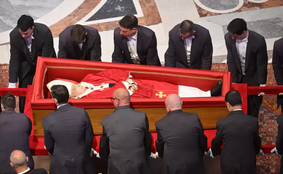 los restos del papa francisco descansan en san pedro