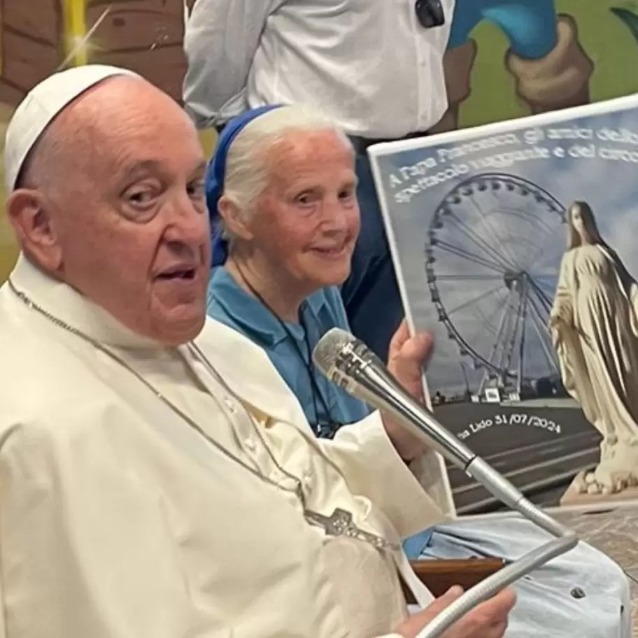 papa junto a la monja genevieve
