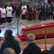 Qui�n es la mujer que logr� saltar el protocolo para despedir a su amigo el papa Francisco