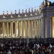 La basílica de San Pedro recibe a los fieles por segundo día para rendir homenaje al papa Francisco