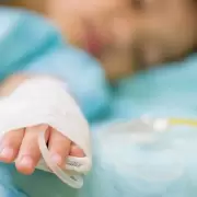 La madre del bebé internado en el Materno Infantil pide una cadena de oración: "Su vida está en manos de Dios"