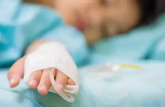 beb� internado con suero
