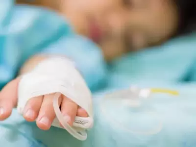 beb� internado con suero